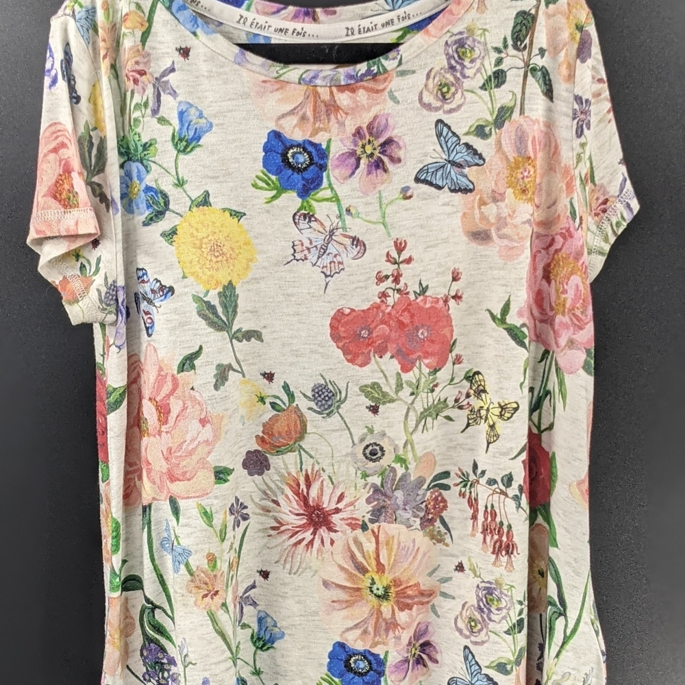 Floral print girls shirt.